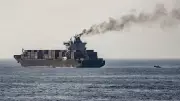 Irã ataca navios no Estreito de Hormuz em meio a cessar-fogo indefinido e tensão global