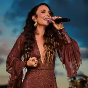 Ivete Sangalo revela detalhes da turnê 'Ivete Clareou' e homenagem a Clara Nunes em Florianópolis