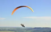 Jandaia, em Goiás, se consolida como capital do parapente e atrai turistas radicais