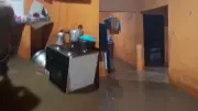 Jovem perde tudo após casa ser alagada por chuva forte em Teresina
