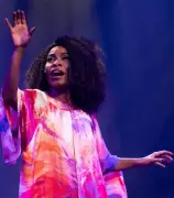 Larissa Noel brilha como Zezé Motta em musical que celebra trajetória e luta antirracista