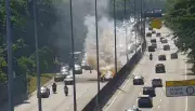Linha Amarela interditada após carro pegar fogo na Cidade de Deus