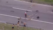Manifestantes fecham BR-116 após morte de morador em confronto policial na Baixada Fluminense