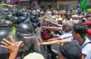 Manifestantes são reprimidos com gás lacrimogêneo em Caracas ao exigirem salários dignos