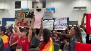 Manifestação contra lei que proíbe mulheres trans de usarem banheiros femininos em Campo Grande