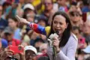 María Corina Machado exige eleições na Venezuela devido à ausência de Maduro
