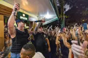 Matheus e Kauan surpreendem fãs com show gratuito em bar de Belo Horizonte