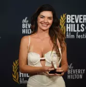 Mayana Neiva vence prêmio em festival dos EUA com documentário autobiográfico