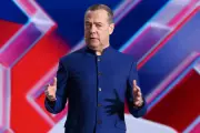 Medvedev diz que mundo vive período pré-guerra e alerta para risco nuclear