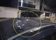 Menino de 12 anos sobe em teto de carro para fugir de pitbull em Rio das Ostras