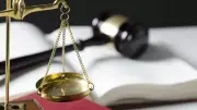 Mães são julgadas no Canadá por abusos extremos que levaram à morte de filho adotivo de 12 anos