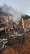 Micro-ônibus de time de futebol é destruído por incêndio na MG-214 em Itamarandiba