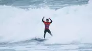 Miguel Pupo avança com virada espetacular no Circuito Mundial de Surfe