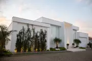 Minimalismo Monumental: Como a Proporção e o Branco Transformam Casas em Obras de Arte