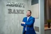 Modelo de taxa fixa ganha força e pressiona assessoria financeira tradicional