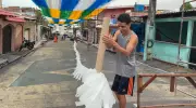 Moradores de Manaus decoram 'Rua da Copa' e mantêm tradição de 30 anos