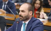 Moraes abre prazo para defesa de Eduardo Bolsonaro apresentar alegações finais