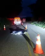 Motociclista morre após colisão com dois caminhões em ultrapassagem proibida na MG-447