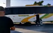 Motociclista morre atropelado por micro-ônibus após colisão traseira em Manaus