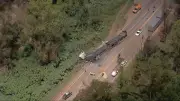 Motociclista morre carbonizado em acidente com carreta na BR-040 em Itabirito