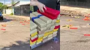Motorista esquece porta-malas aberto e espalha centenas de tabletes de maconha em Foz do Iguaçu
