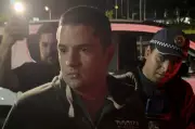 Motorista invade calçada e atropela cachorros em Manaus; preso ao tentar fugir