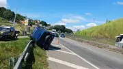 Motorista perde controle e carro capota na Via Dutra, em Barra Mansa