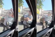 Motorista quebra retrovisor a socos durante briga de trânsito em São Vicente, SP