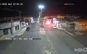 Mulher avança com carro e colide contra moto, viatura e muro de adega em Monte Alto