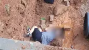 Mulher cai em buraco de 3 metros no Centro de Uberaba após se distrair com bolsa