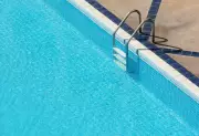 Mulher é encontrada morta em piscina de espaço de festas em São José dos Quatro Marcos