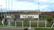 Mulher é presa com drogas escondidas em preservativo durante visita a marido em presídio