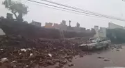 Muro de cemitério desaba sobre carro durante chuva forte em Igarapava, SP