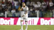 Neymar quebra tabu de oito meses, mas segue criticado pela torcida do Santos