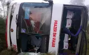 Ônibus capota na BR-267 em Caxambu (MG) e deixa 18 feridos, incluindo dois em estado grave