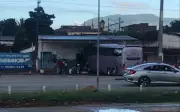 Ônibus invade rodoviária na Bahia: duas mortes e motorista foge após acidente