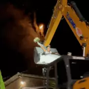 Noiva faz entrada triunfal em casamento dentro de concha de escavadeira em SC