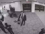 Novas imagens mostram atirador tentando invadir jantar com Trump em Washington