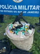 Operação da PM apreende submetralhadora, munições e drogas em comunidade de Macaé