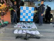 Operação da PM em Maricá apreende réplica de fuzil e prende quatro homens no Risca Faca