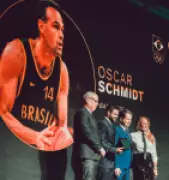 Oscar Schmidt é imortalizado no Hall da Fama do COB dias antes de seu falecimento