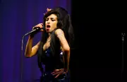 Pai de Amy Winehouse perde processo contra amigas que venderam objetos da cantora