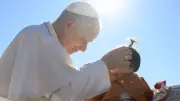 Papa Leão XIV abençoa bebê de Sorocaba em encontro emocionante no Vaticano