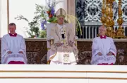 Papa Leão XIV celebra sua primeira missa de Páscoa no Vaticano com milhares de fiéis