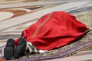 Papa Leão XIV realiza prostração na Basílica de São Pedro na Sexta-Feira Santa