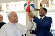 Papa Leão XIV recebe Harlem Globetrotters no Vaticano e tenta equilibrar bola de basquete