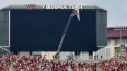 Paraquedista colide com telão em estádio dos EUA e mobiliza resgate durante jogo universitário