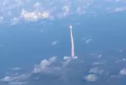 Passageiro em voo comercial registra em vídeo o lançamento lunar da missão Artemis 2 da Nasa