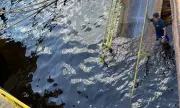 Passarela de acesso à balsa quebra e cai no Rio Negro em Manaus