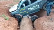 Perseguição policial termina com viatura e moto em vala de obra em Ariquemes